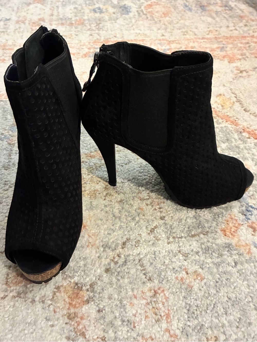 Simply Vera Vera Wang -Y2K-Black Peep-Toe Suede Ankle Booties Size 7 - Picture 4 of 10